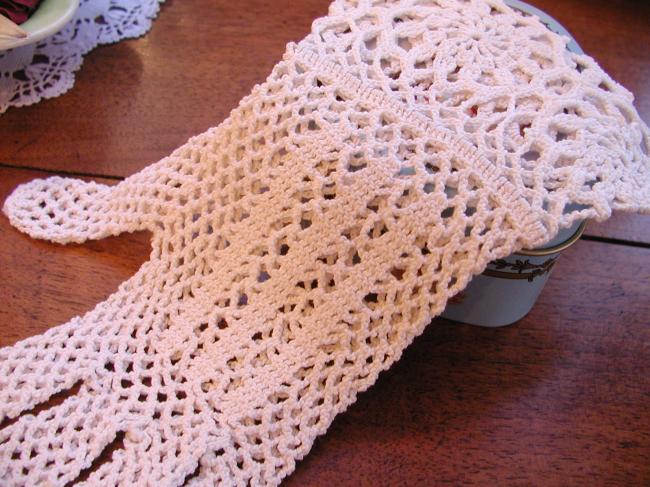 Lovely pair of gloves in  irish guipure lace