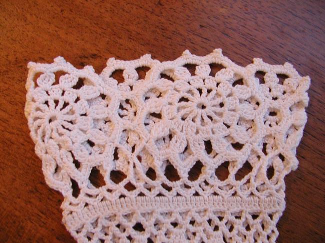 Lovely pair of gloves in  irish guipure lace