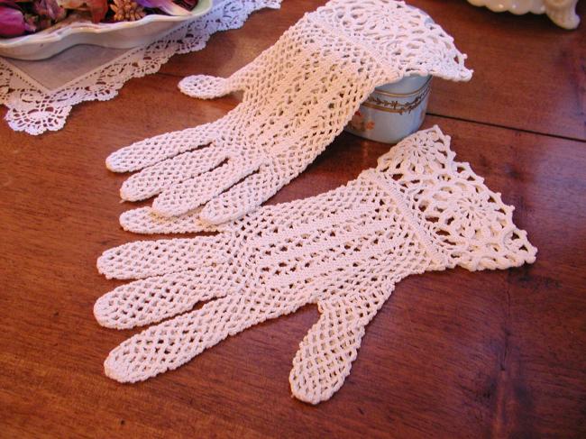 Lovely pair of gloves in  irish guipure lace