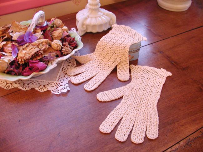 Lovely pair of gloves in  irish guipure lace in ivory satin cotton