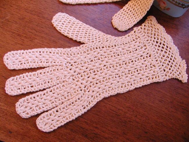 Lovely pair of gloves in  irish guipure lace in ivory satin cotton