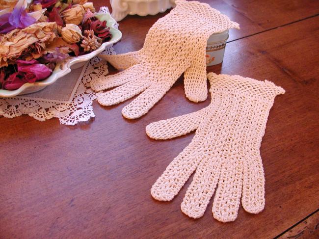 Lovely pair of gloves in  irish guipure lace in ivory satin cotton