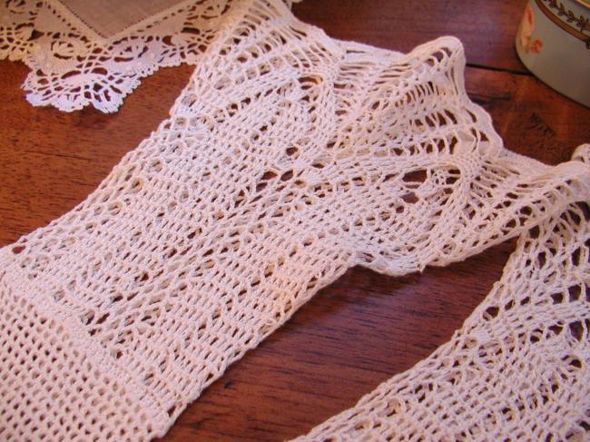 Superb pair of gloves in crochet lace in white soft satin cotton