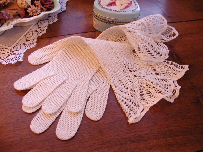 Superb pair of gloves in crochet lace in white soft satin cotton