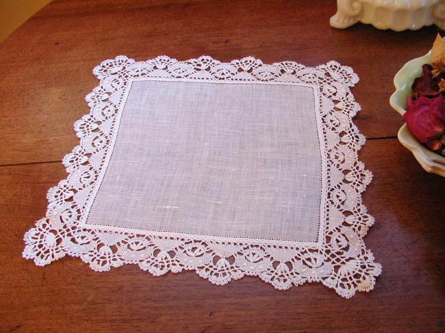 Superb handkerchief in fine linon with gorgeous Cluny bobbin lace