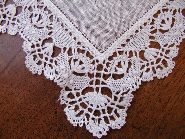 Superb handkerchief in fine linon with gorgeous Cluny bobbin lace