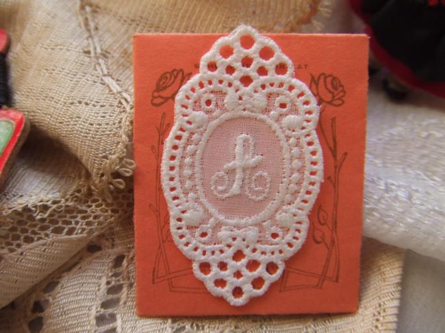 Adorable monogramme A dans un cartouche ajouré en fine batiste 1900-20