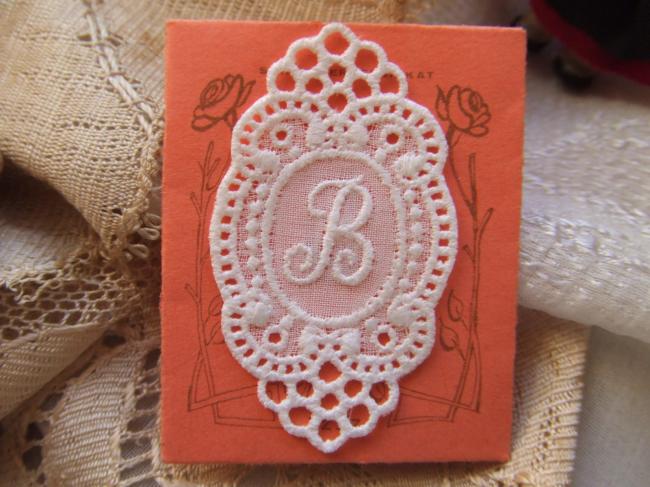 Adorable monogramme B dans un cartouche ajouré en fine batiste 1900-20