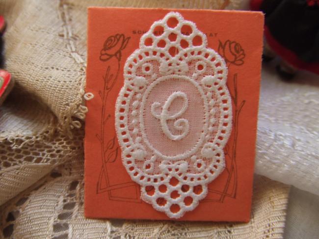 Adorable monogramme C dans un cartouche ajouré en fine batiste 1900-20