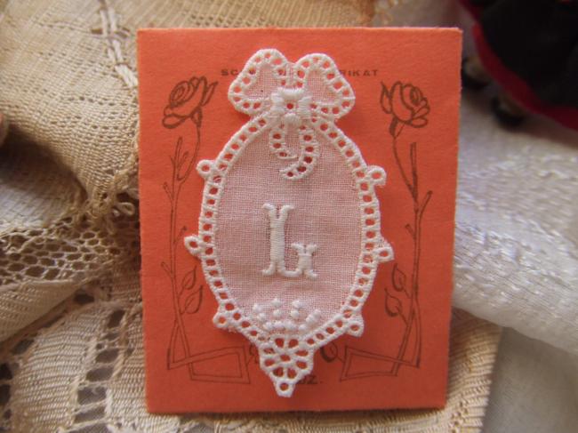 Merveilleux monogramme L dans un cartouche ajouré en fine batiste 1900-20