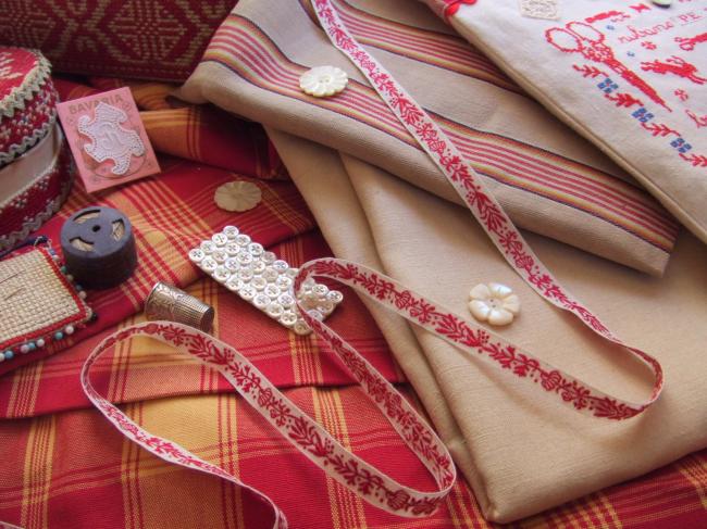 Merveilleux ruban en coton blanc tissé d'herbes aromatiques rouges (11mm)