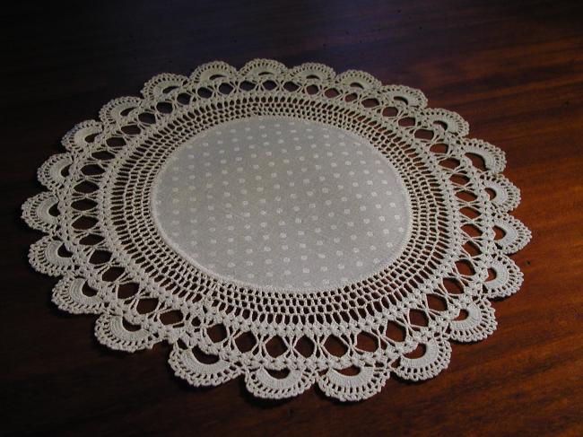 Charming round doily with crochet lace
