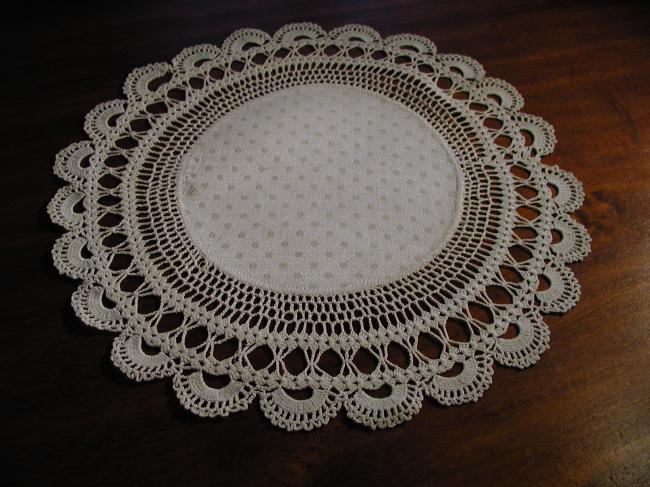 Charming round doily with crochet lace