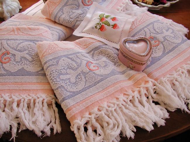 Lovely 6 vintage bath towels in sponge with fringes , salmon pink & blue