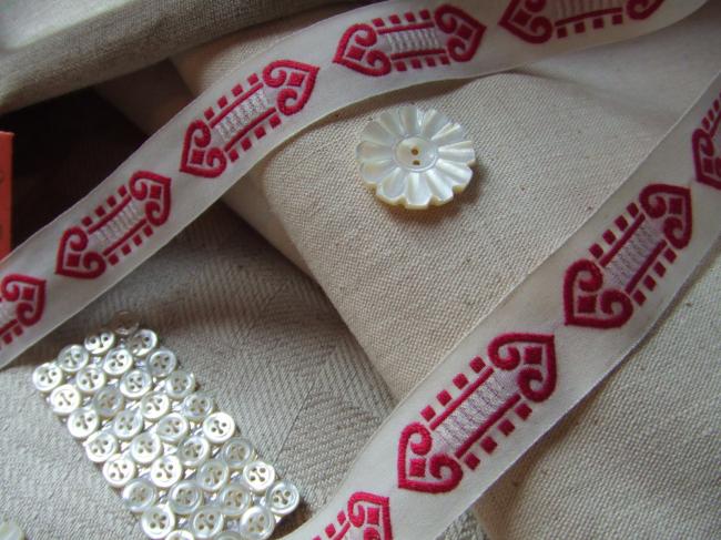 Merveilleux ruban en coton blanc ivoire tissé de grands coeurs rouges (20mm)