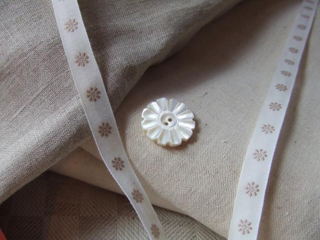 Joli ruban en coton blanc tissé de petites marguerites beiges (11mm)