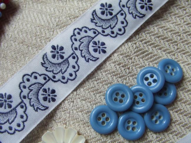 Merveilleux ruban en coton blanc tissé de larges feuilles & fleurs bleues (20mm)