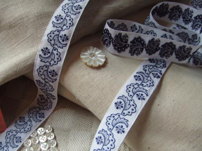 Merveilleux ruban en coton blanc tissé de larges feuilles & fleurs bleues (20mm)