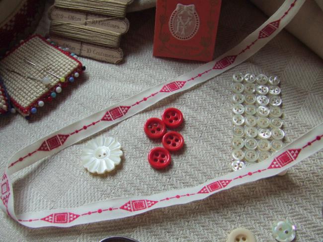 Adorable ruban en coton blanc tissé de motifs géométriques rouge médoc (11mm)