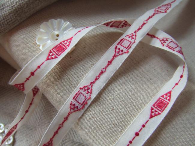 Adorable ruban en coton blanc tissé de motifs géométriques rouge médoc (11mm)
