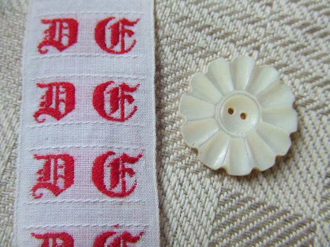 Gracieux monogramme DE tissé sur coton, lettres gothiques