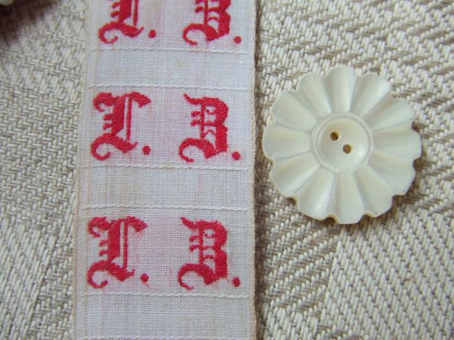 Gracieux monogramme TB tissé sur coton, lettres gothiques