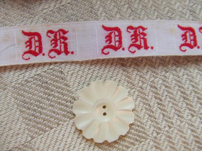 Gracieux monogramme DK tissé sur coton, lettres gothiques