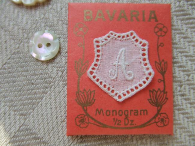 Joli monogramme A dans un cartouche ajouré de fine batiste 1900-20