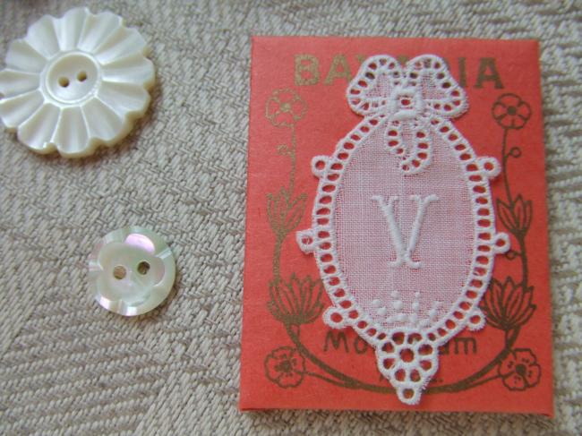 Merveilleux monogramme V dans un cartouche ajouré en fine batiste 1900-20