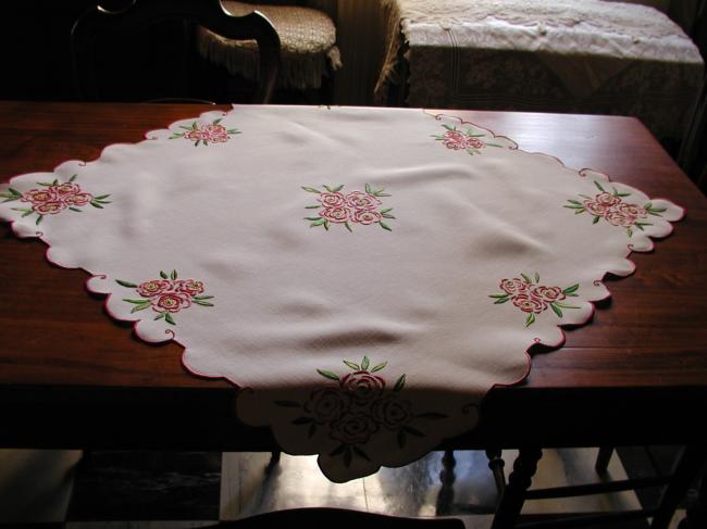 Magnifique nappe brodée de roses anciennes