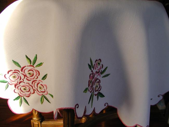 Magnifique nappe brodée de roses anciennes