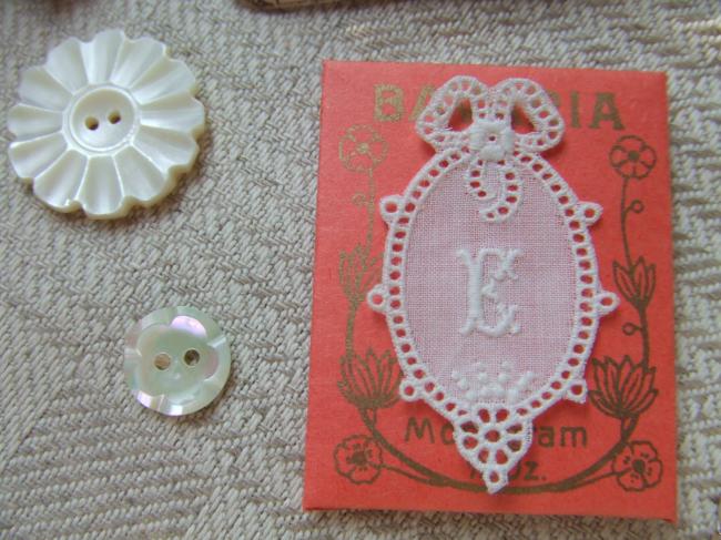 Merveilleux monogramme E dans un cartouche ajouré en fine batiste 1900-20