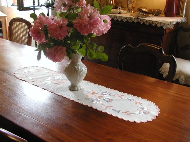Charmant chemin de table brodé de soie, typique Art Déco