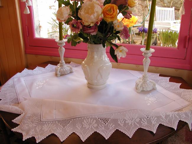 Striking tablecloth with edging in crochet lace 1900