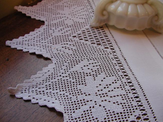 Striking tablecloth with edging in crochet lace 1900