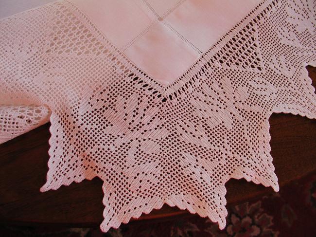 Striking tablecloth with edging in crochet lace 1900