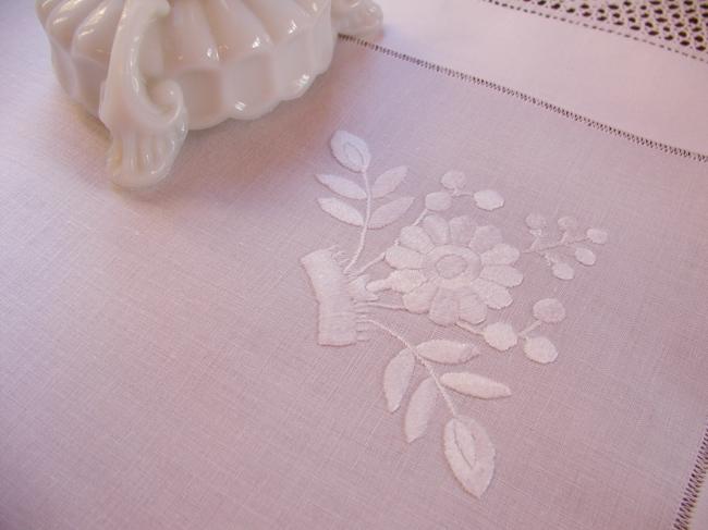 Striking tablecloth with edging in crochet lace 1900