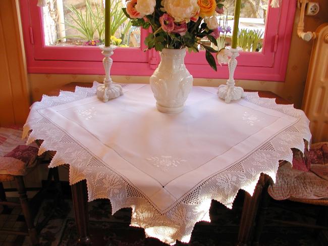 Striking tablecloth with edging in crochet lace 1900