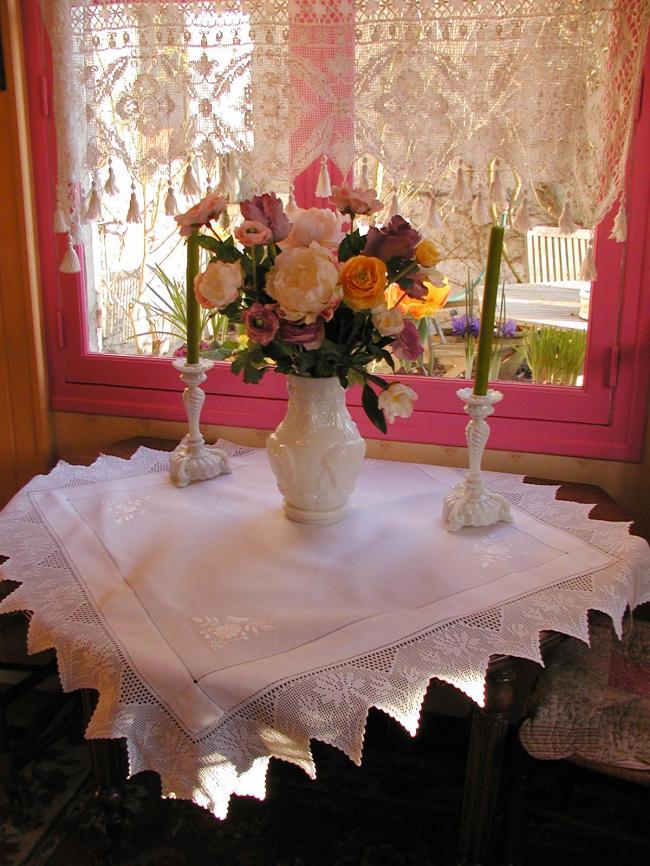 Striking tablecloth with edging in crochet lace 1900