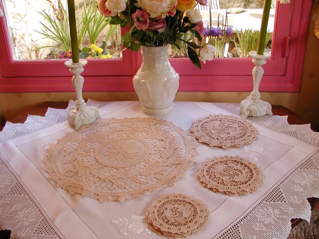 Antique Marvellous luncheon set in Venezia lace, 19 pieces 1920, Fleur de lys