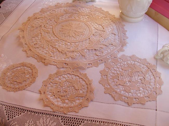 Antique Marvellous luncheon set in Venezia lace, 19 pieces 1920, Fleur de lys