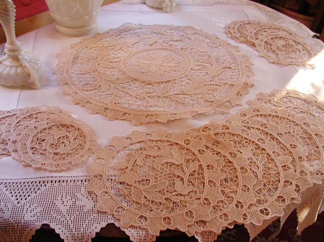 Antique Marvellous luncheon set in Venezia lace, 19 pieces 1920, Fleur de lys