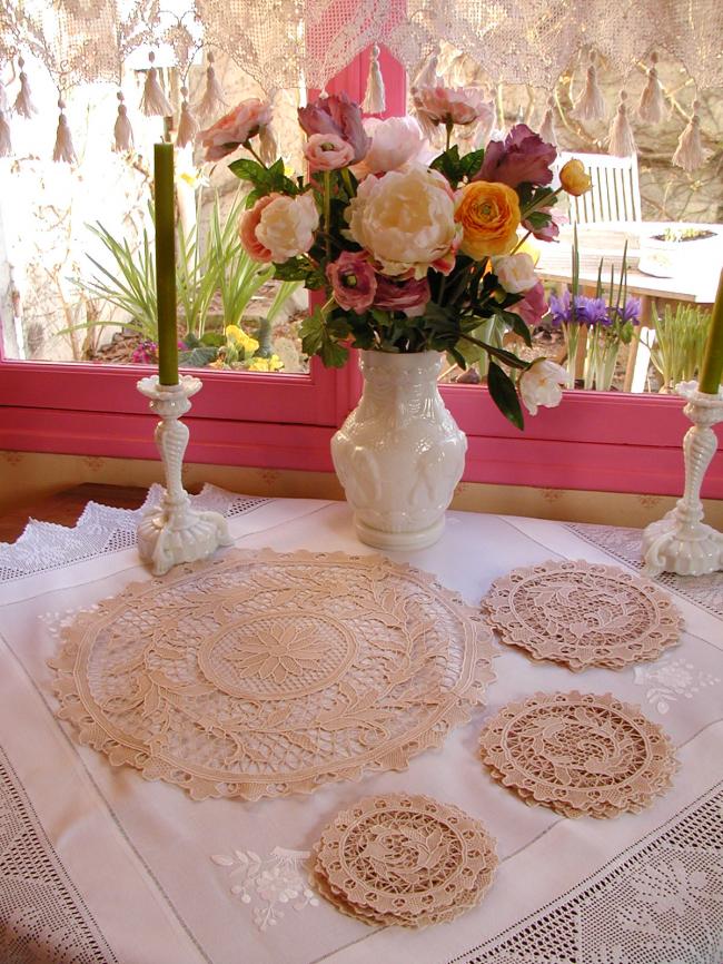 Antique Marvellous luncheon set in Venezia lace, 19 pieces 1920, Fleur de lys