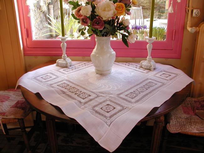 Spectacular Pinã tablecloth with wonderful Teneriff embroidery and dragon