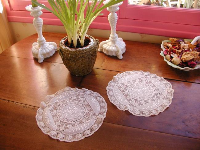 Superb pair of doilies in 'fond de bonnet' patchwork lace 19th century