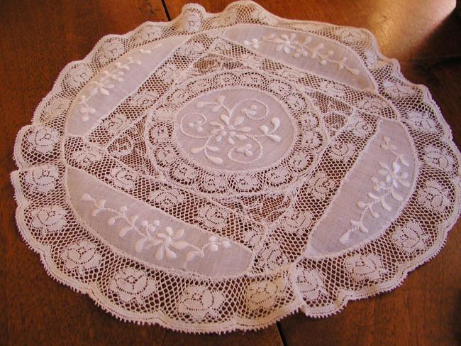 Superb pair of doilies in 'fond de bonnet' patchwork lace 19th century