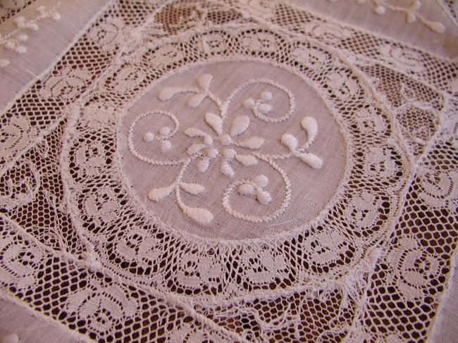 Superb pair of doilies in 'fond de bonnet' patchwork lace 19th century