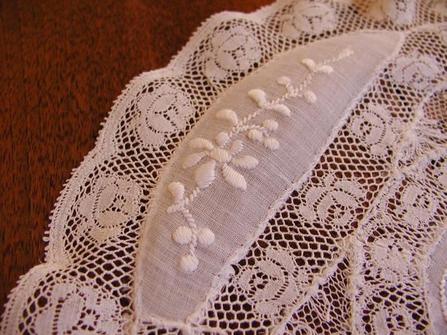 Superb pair of doilies in 'fond de bonnet' patchwork lace 19th century