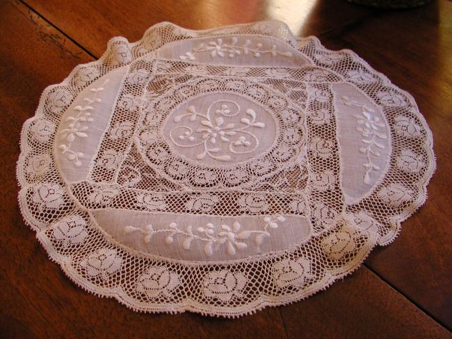 Superb pair of doilies in 'fond de bonnet' patchwork lace 19th century