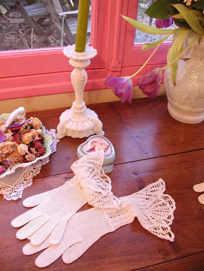 Superb pair of gloves in crochet lace in white soft satin cotton